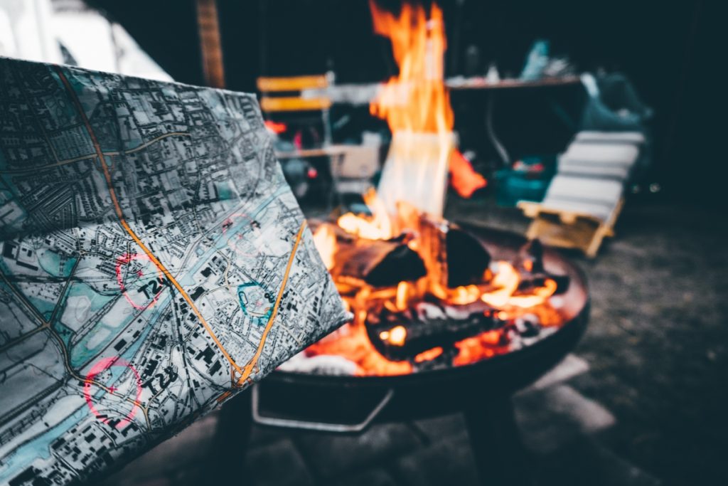 Karte und Lagerfeuer